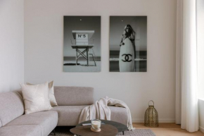 Huswell - Stunning seafront apartment with modern comforts and dike views